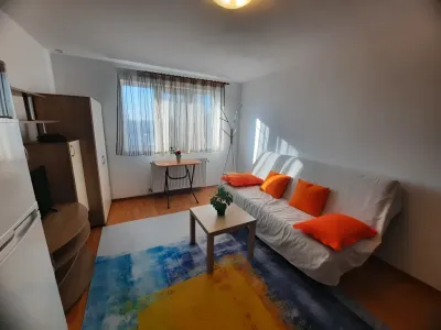 garsonieră de închiriat Sector 3 București canapea confortabilă